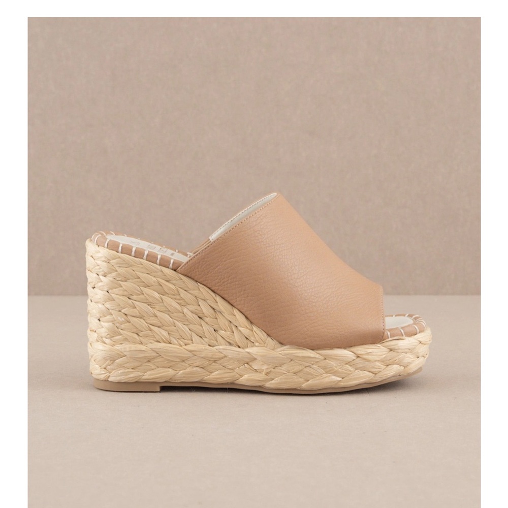 Oasis Society Raina Wedge Espadrille Sandals in Apricot vegan leather Size 9